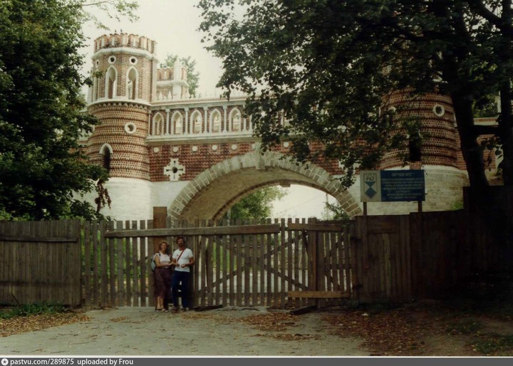 БЫЛО С середины 1980-х годов проводилась реставрация Хлебного дома, восстановление Большого дворца и павильонов, к 2004 году почти все работы были завершены
