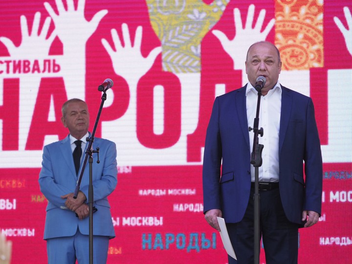 Главный редактор газеты «Вечерняя Москва» Александр Куприянов и руководитель Департамента национальной политики и межрегиональных связей Москвы Виталий Сучков (Слева направо)