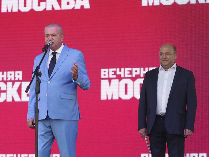 Главный редактор газеты «Вечерняя Москва» Александр Куприянов и руководитель Департамента национальной политики и межрегиональных связей Москвы Виталий Сучков (Слева направо)