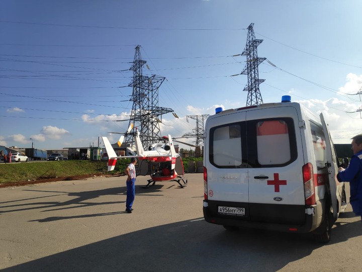 Вертолет эвакуировал женщину, пострадавшую в ДТП на северо-востоке Москвы