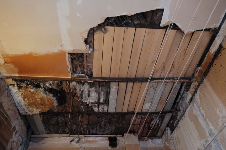 Дом с более чем вековой историей рушится изнутри