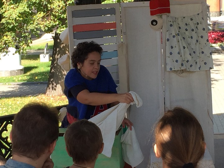 Одним из первых в саду «Эрмитаж» начался спектакль «Все подряд» от театра «Моника и дрозд»