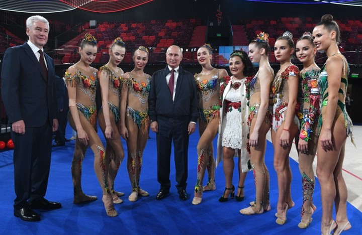 Президент РФ Владимир Путин, мэр Москвы Сергей Собянин и главный тренер сборной России по художественной гимнастике Ирина Винер-Усманова с гимнастками