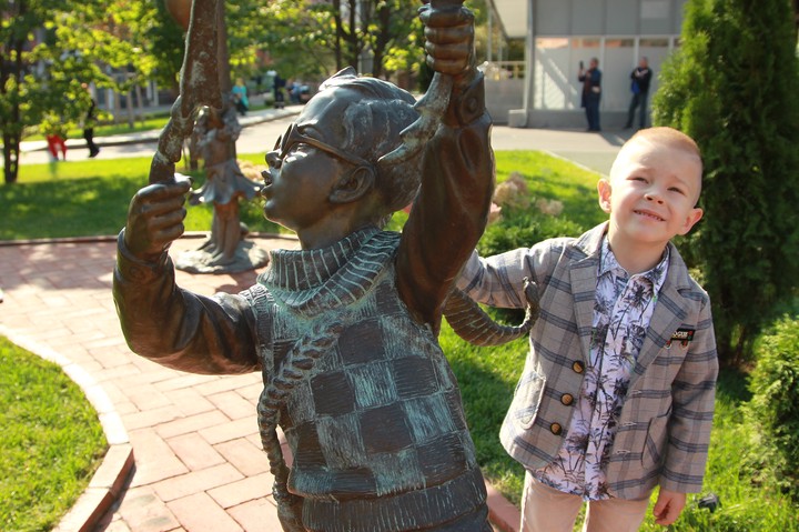 Парк «Цветочный город» с персонажами книг Николая Носова открылся в Морозовской больнице