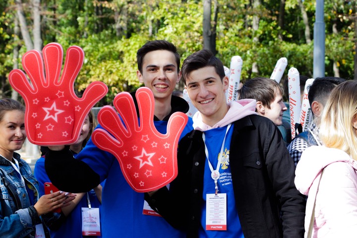 Студенты Российского университета транспорта во время парада студентов