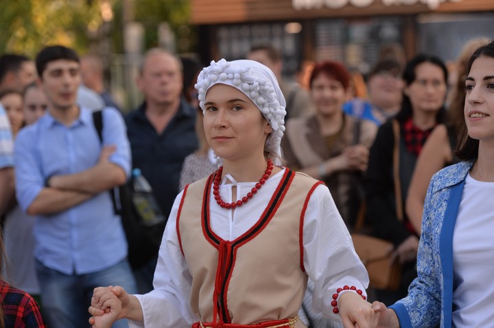 Москвичка Наталья Круглова (на переднем плане) танцует на фестивале «Акрополис»