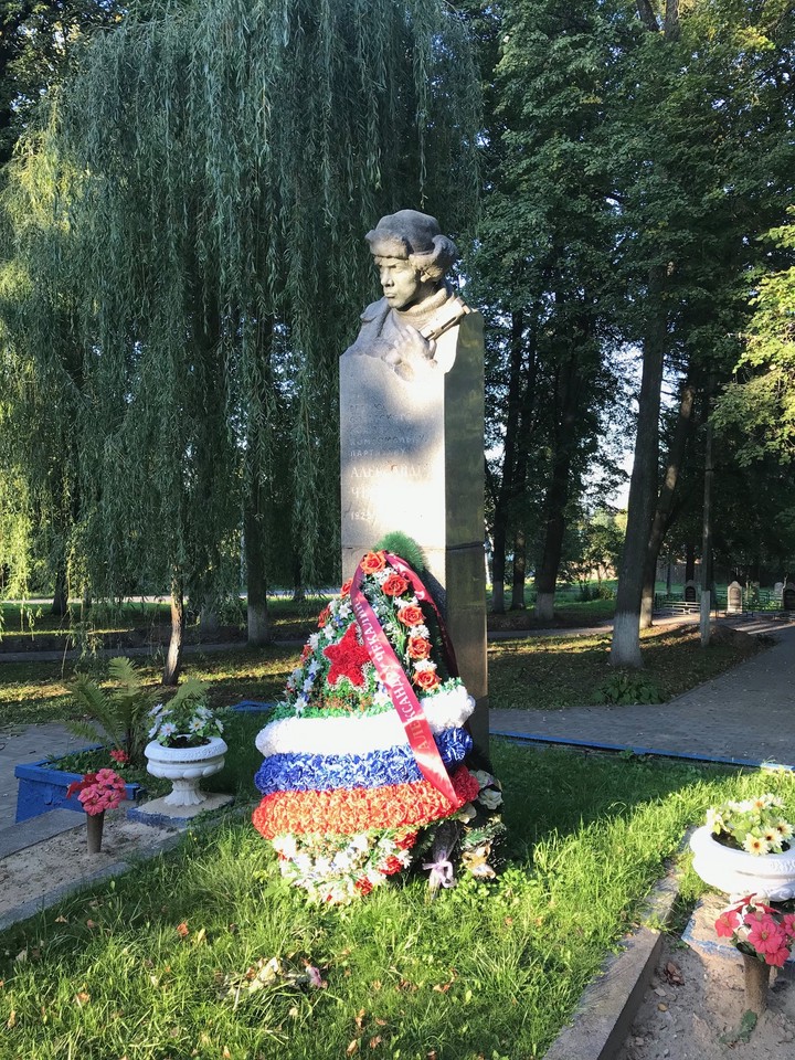 На месте гибели героя Саши Чекалина установлен обелиск