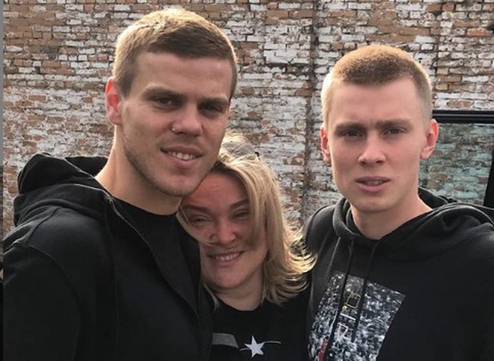 На фото: Александр Кокорин (слева), Светлана Кокорина (в центре), Кирилл Кокорин (справа)