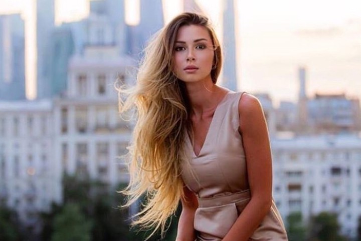 Анна Заворотнюк пошла по стопам матери: снялась в пятом сезоне сериала «Закрытая школа», затем прошла непростой кастинг и стала ведущей программы «Достать звезду»