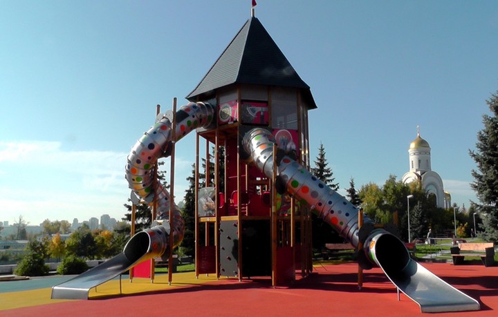 Самые необычные детские площадки в парках Москвы