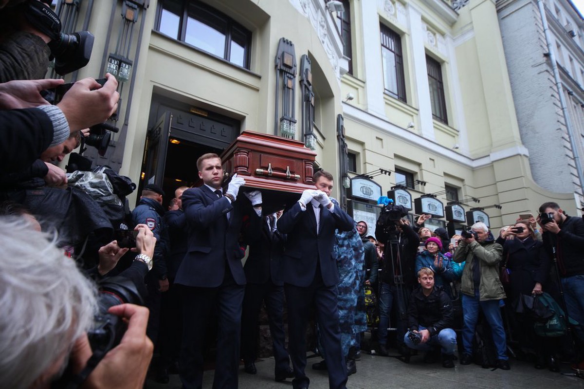 Где похоронили марка. Марка Захарова похоронили. Прощание с Марком Захаровым фоторепортаж. В Москве простились театр.