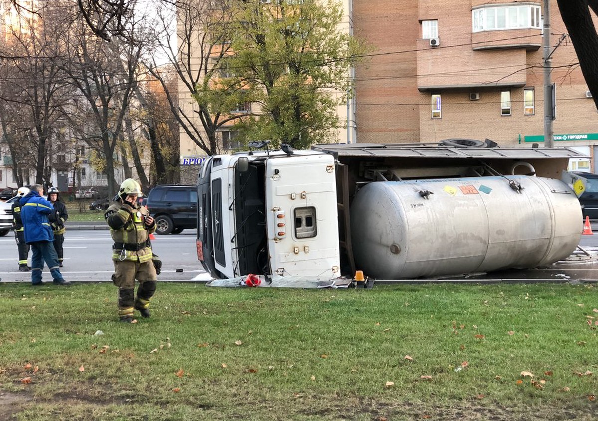 Перекрытие волгоградского проспекта сегодня в москве. Авария на Волгоградском проспекте. Авария на Волгоградке сегодня. Волгоградский проспект перекрыт. Авария Волгоградский проспект сегодня Москва.