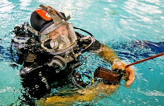 Достать со дна пулю и пришвартовать судно: как спасатели учатся работать на воде