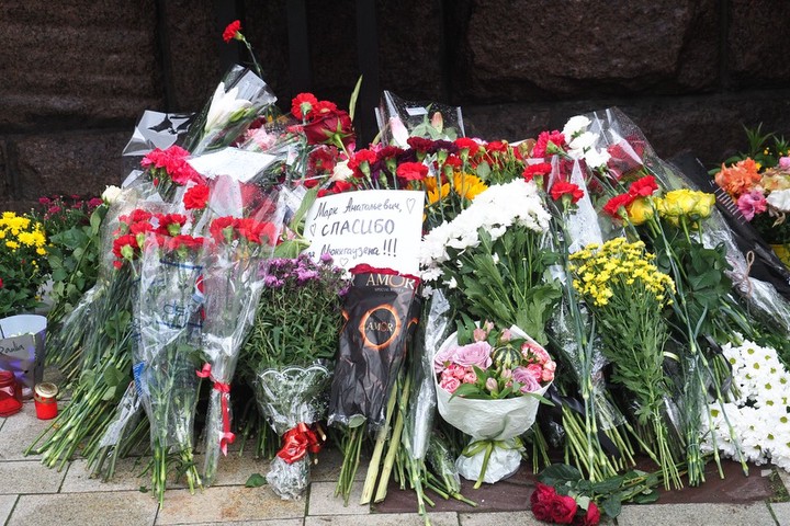 Цветы в память о Марке Захарове у стен театра "Ленком"