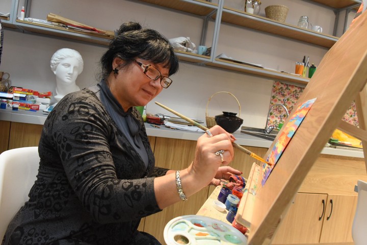 В художественной мастерской идут уроки живописи