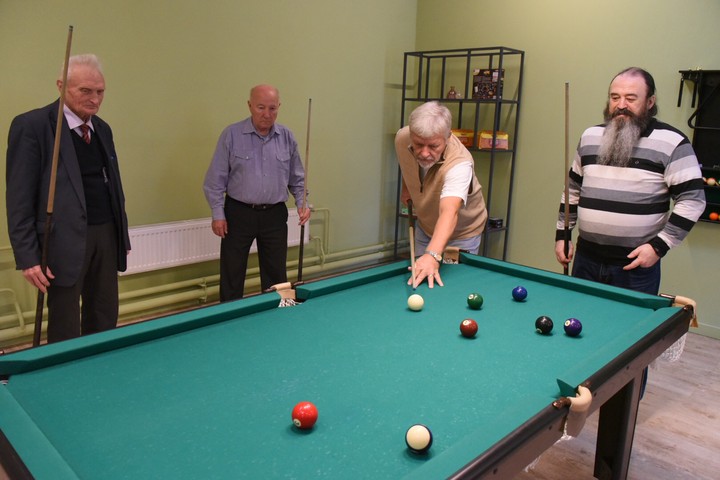 Все пространство центра поделено на несколько зон. В шумной гостиной, например, собираются любители шашек и бильярда