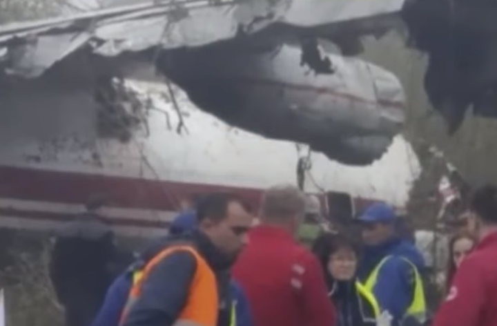 Пять человек погибли при аварийной посадке Ан-12 на Украине