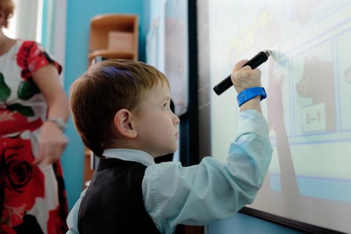 Столичные учителя получили 1500 грантов за вклад в развитие МЭШ