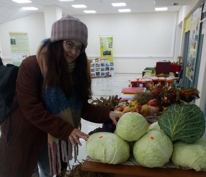 Пресс-секретарь фестиваля Ксения Малеженкова восхищается: такой красивой капусты просто не бывает
