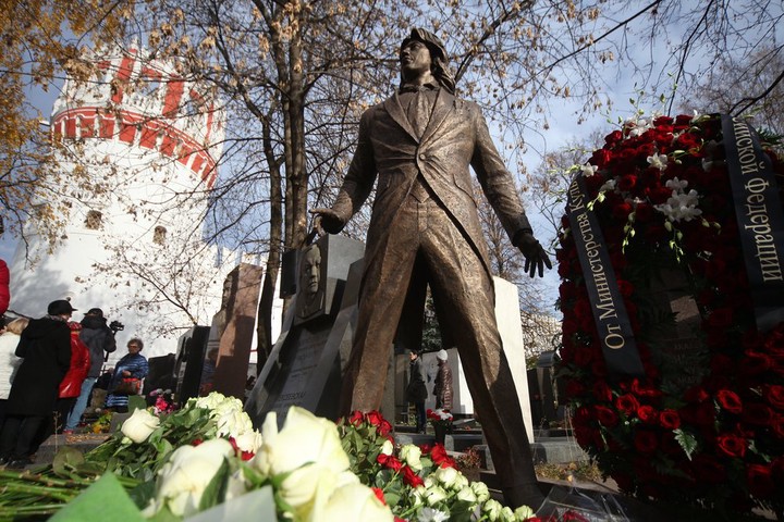 Памятник Дмитрию Хворостовскому открыли в Москве