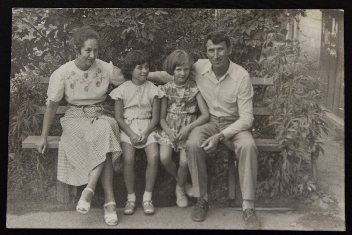 Сергей и Ирина Ананьевы с дочками Сашей и Таней. Конец 1970-х годов 