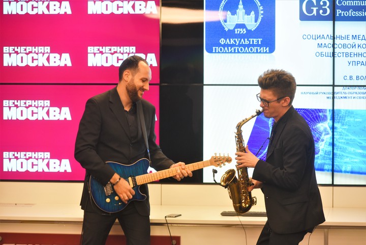 Музыкальное сопровождение встречи организовали артисты группы Juzz Funk City