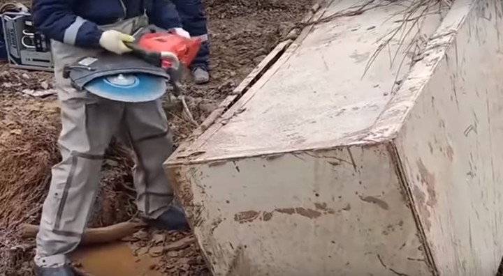 Опубликовано видео вскрытия сейфа с золотом, найденного после прорыва дамб