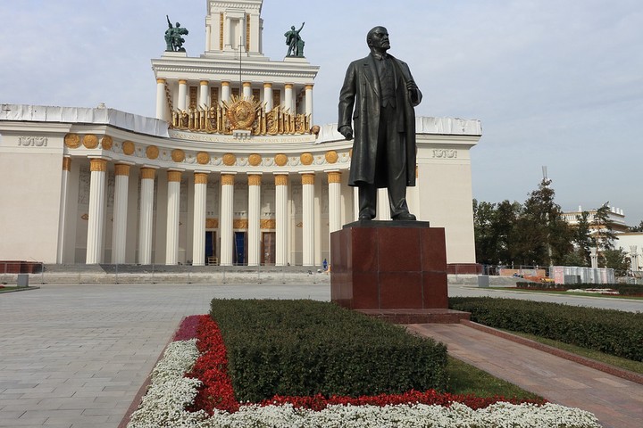 В России сегодня 1800 монументов полузабытому вождю