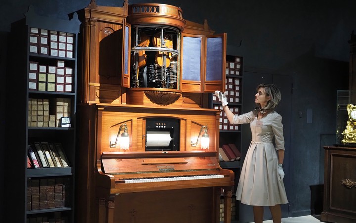 Экскурсовод Юлия Белецкая заводит оркестрион 1925 года