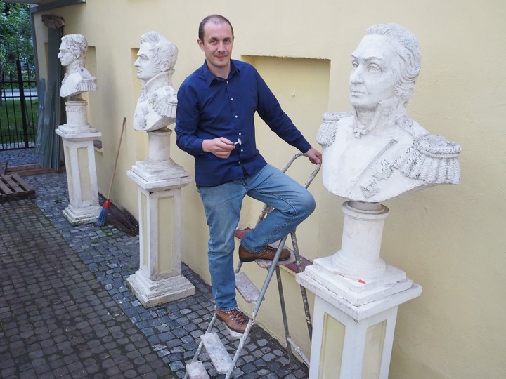 Скульптор Денис Петров со своими скульптурами