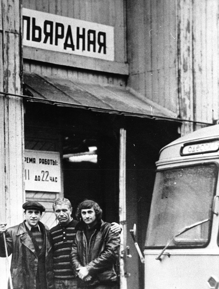 Слева направо: Владимир Высоцкий, маркер бильярдной Георгий, обучавший его игре, и оператор Леонид Бурлака