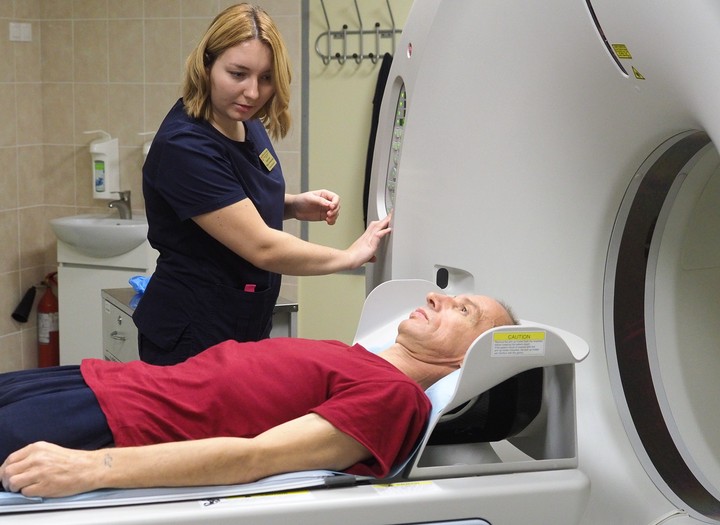 Клинический ординатор Городской онкологической больницы № 1 Мария Коршункова проводит обследование пациента на томографе