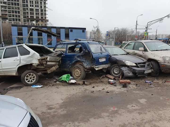 Один человек пострадал при столкновении пяти машин на юге Москвы