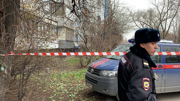 Что происходило возле дома, из окна которого выпала москвичка с двумя детьми
