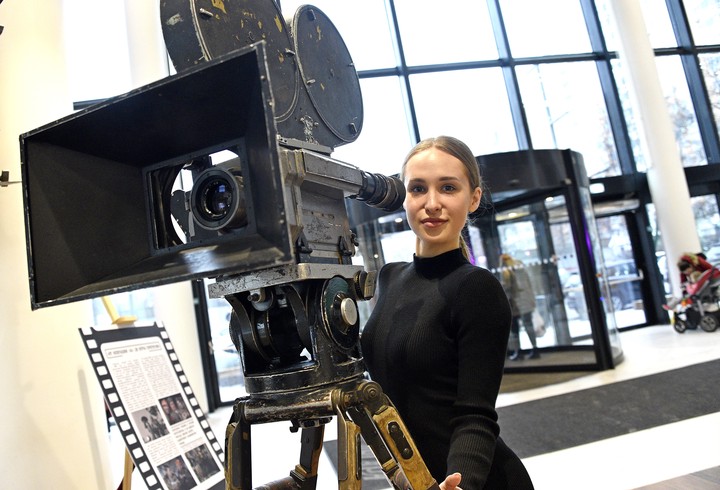 Москвичка Елена Никитина позирует за режиссерской кинокамерой прошлого столетия в кинотеатре «Ангара»