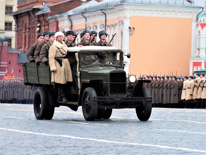 Марш в честь парада 7 ноября 1941 года / Фото: Антон Гердо, «Вечерняя Москва»