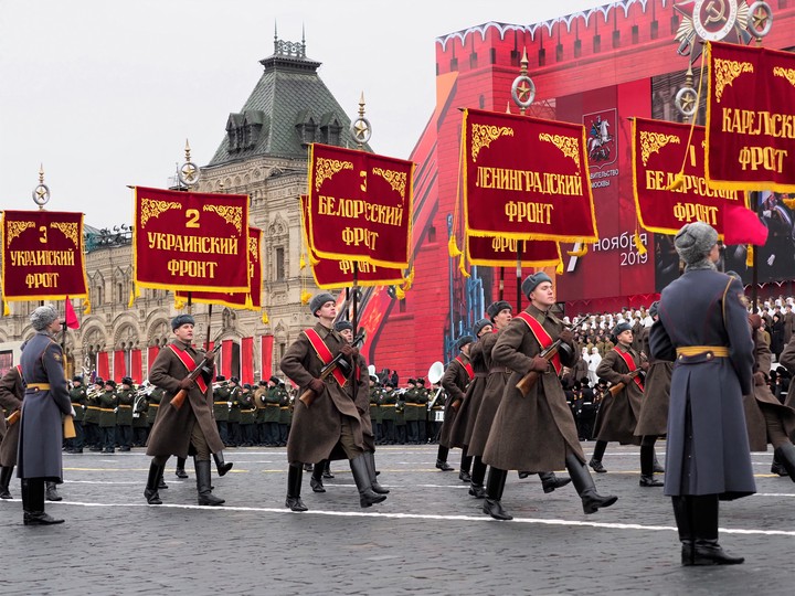 Марш в честь парада 7 ноября 1941 года / Фото: Антон Гердо, «Вечерняя Москва»
