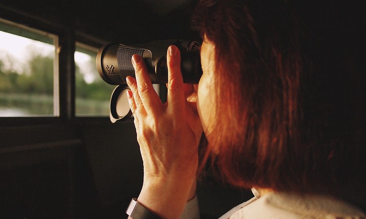 Любые зависимые отношения сопровождаются ревностью. Люди пытаются следить за своим партнером, читают переписки, подсматривают