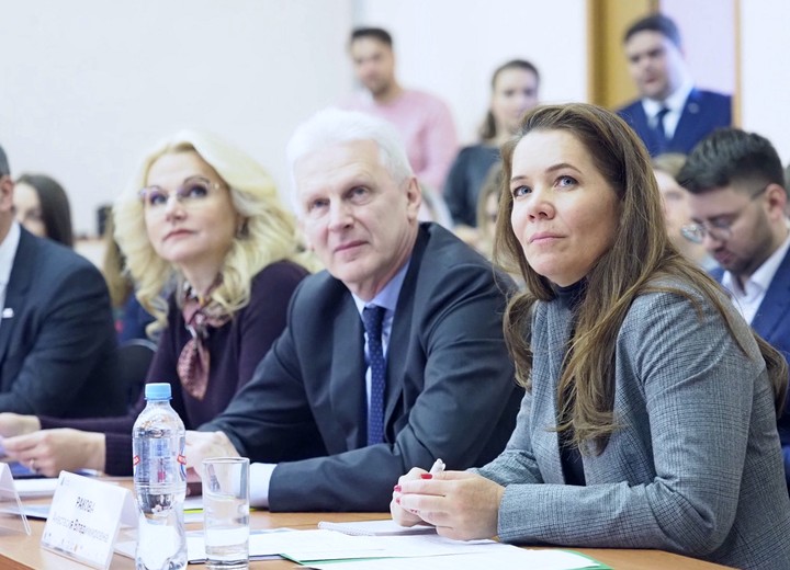 Слева направо: заместитель председателя правительства РФ по вопросам социальной политики Татьяна Голикова, помощник президента РФ Андрей Фурсенко и заместитель мэра Москвы по вопросам социального развития Анастасия Ракова на презентации конкурса