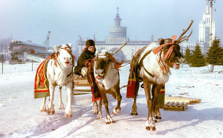 Гости катка на ВДНХ смогут прочувствовать атмосферу праздника разных лет