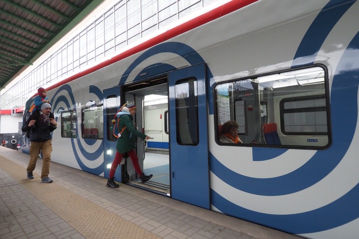 21 ноября в столице открылись два первых Московских центральных диаметра: «Одинцово — Лобня» и «Нахабино — Подольск». По ним курсируют новенькие «Иволги» — самые комфортные поезда: с «самолетными» креслами, бесплатным интернетом и разъема- ми для подзарядки мобильных телефонов