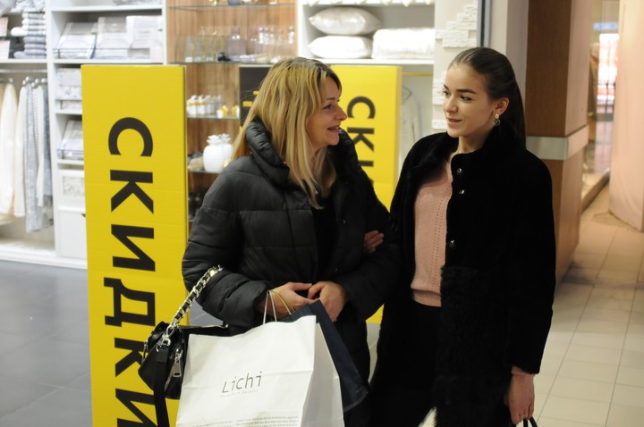 Москвичка Наталия Фалина (слева) с дочерью Екатериной в сетевом ТЦ, где проходит «черная пятница». Эксперты сетуют, что скидки в России обычно ниже, чем, скажем, в США, зато во время распродажи нет давки и драки