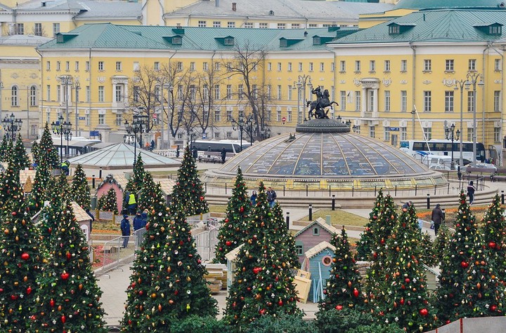 Более 300 елей установят на площадках фестиваля «Путешествие в Рождество»