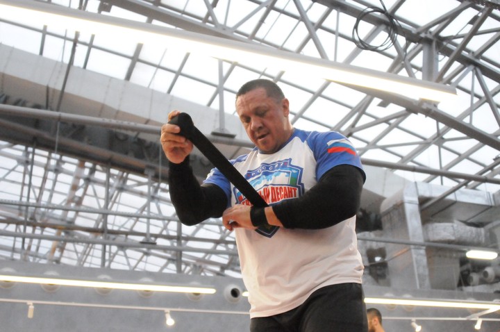 Масса у тяжелоатлета правда внушительная. На пресс-конференции Кокляев сообщил, что весит 135 килограммов