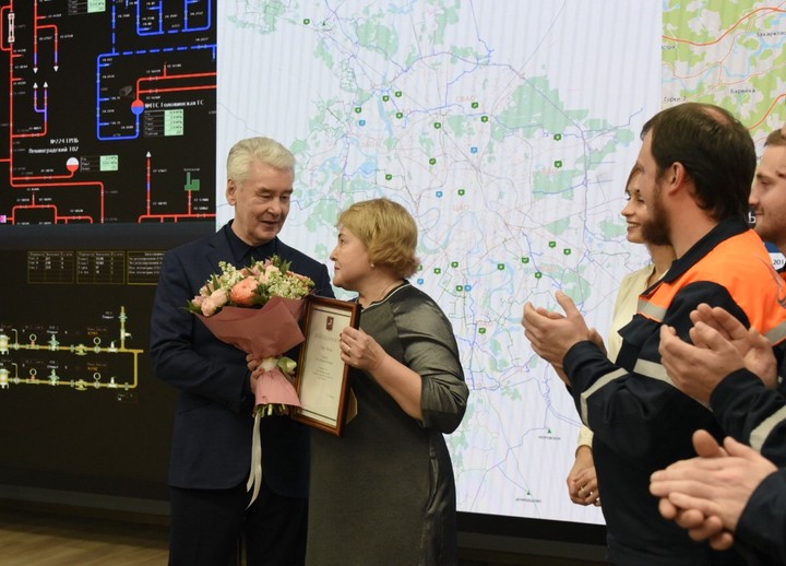 Сергей Собянин вручил благодарность Мэра Москвы Кондрашовой Ольге (справа)
