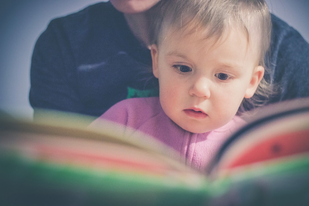 Специалисты семейных центров советуют 10 книг для чтения с ребенком зимой