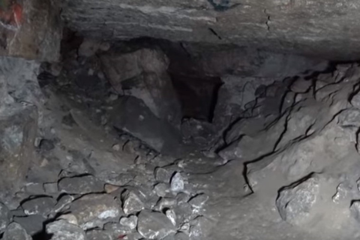 Какую вещь бекки нашли спасатели в пещере. Джон Джонс пещера Натти Патти. Спуск Сьяновские Каменоломни. Катакомбы Домодедово. Новосьяново пещеры.