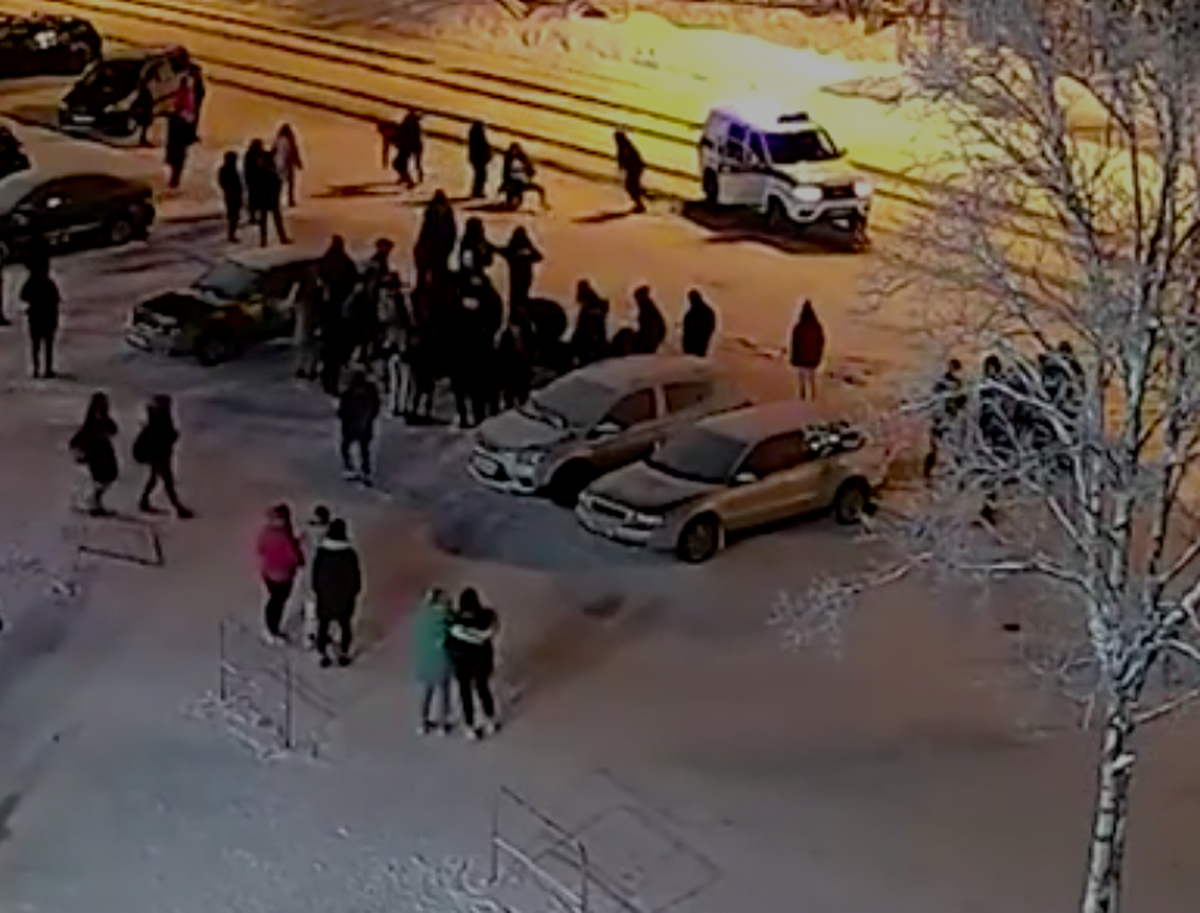 Казино Апатиты. Мурманск толпа. Подростки толпа полиция взвод. Нападение в мурманской области