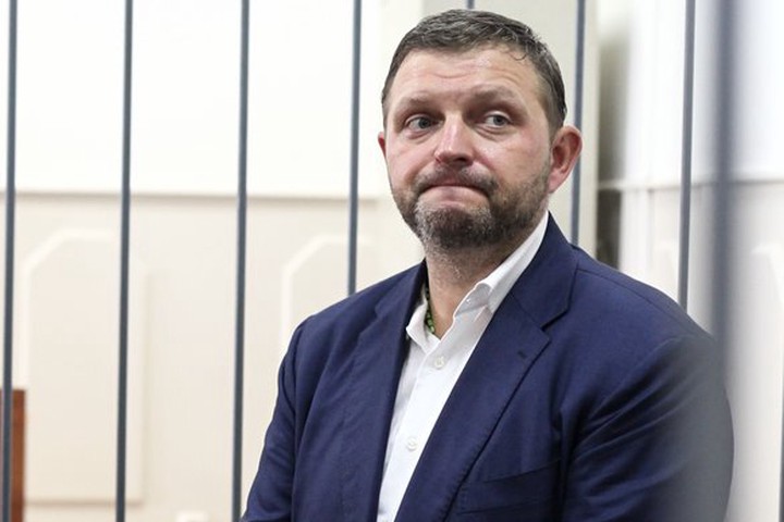 Экс-губернатор Белых попросил заменить оставшийся срок принудительными работами