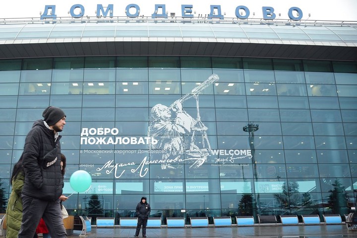СМИ: Пассажирка угрожает взорвать самолет, прилетевший в Москву из Симферополя